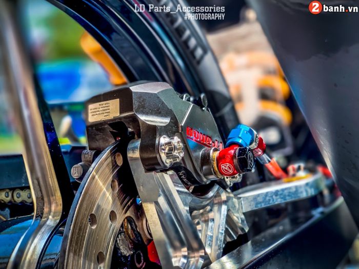 Rem belakang mendapat rem berkaliper Brembo