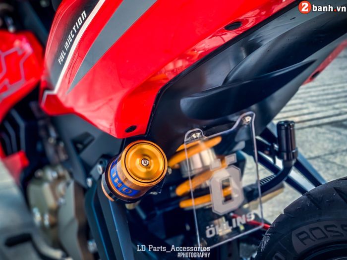 Suspensi belakangnya memakai shock Ohlins