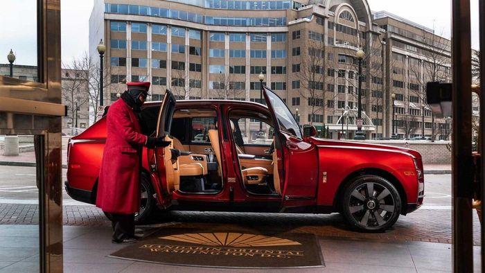 Rolls-Royce Cullinan Bespoke warna bodi merah metalik