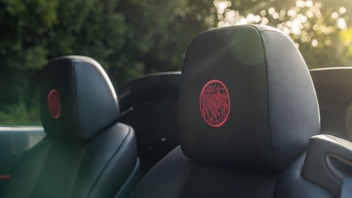Ketiga headrest di kabin Rolls-Royce edisi Imlek ini sudah dibordir khusus