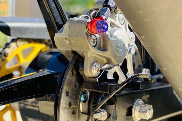 Rem belakang diupgrade jadi model cakram dan berkaliper Brembo