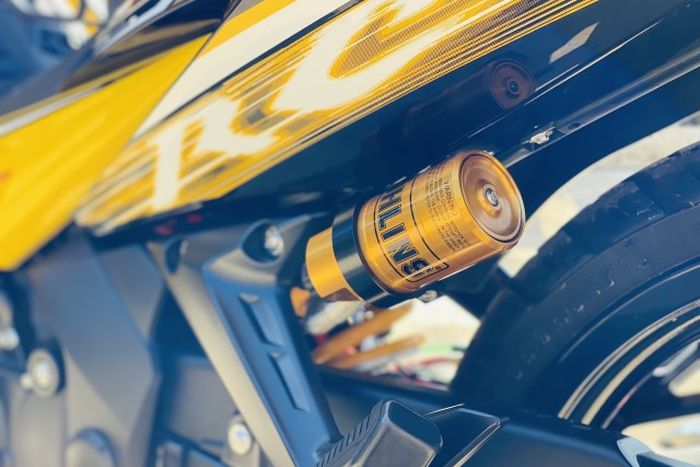 Suspensi belakang pakai shock Ohlins