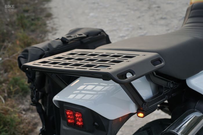 Di bagian belakang dipasangi rak dan soft pannier