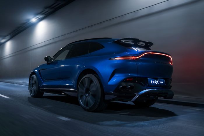 Aston Martin DBX707.