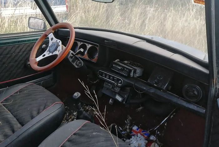 Bagian kabin MINI Cooper yang terbengkalai, asli enggak rapi tuh.