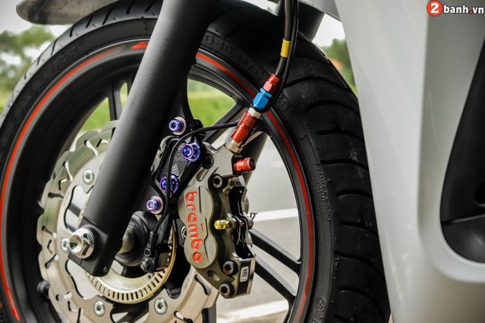 Rem depan diganti dengan kaliper Brembo dan cakram Malossi