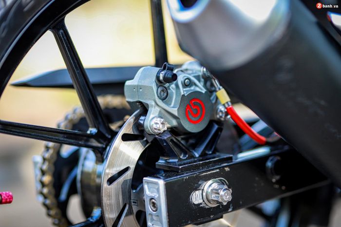 Rem belakang juga mengandalkan produk Brembo