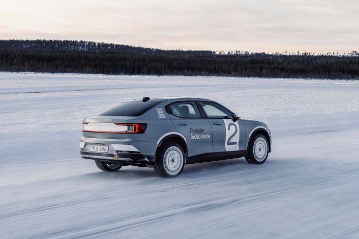 Polestar 2 Arctic Circle tengah melibas danau beku.