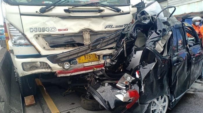 Toyota Calya hancur lebur, tersangkut di bumper depan truk tronton