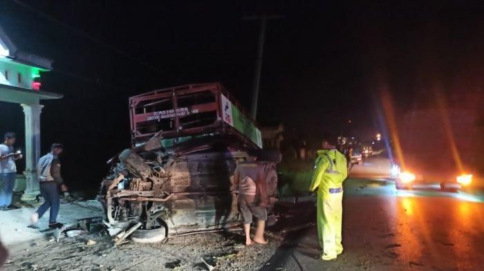 Posisi Honda Civic Genio saat masih terguling usai tampar batu, salto hantam truk LPG di Dolok Sanggul, Humbang Hasundutan