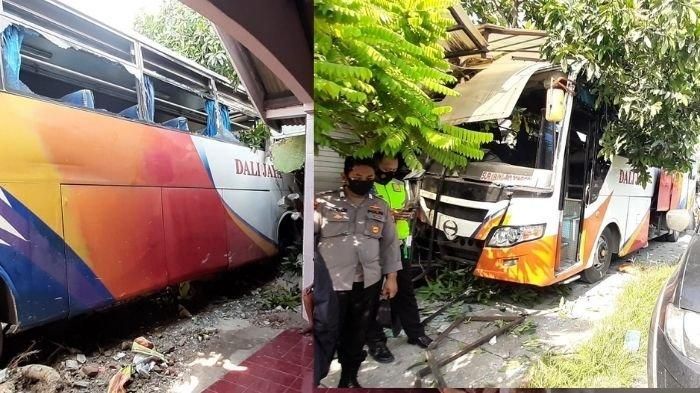 Kondisi bus PO Dali Jaya usai sambar empat teras rumah warga dan dua mobil di Duduksampeyan, Gresik