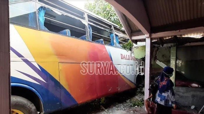 Bus PO Dali Jaya terjang empat teras rumah warga, Daihatsu Xenia dan Toyota Starlet di Duduksampeyan, Gresik