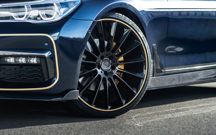 Modifikasi BMW Seri-7 740d xDrive dipasang pelek Manhart Venturi 22 inci