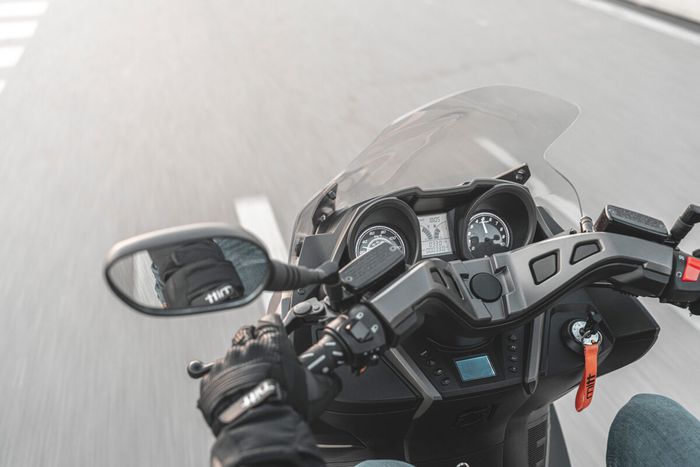 Bagian setang kemudi Mitt 125 GT-Max, terdapat sistem audio dengan 4 speaker