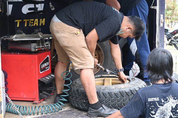 Peralatan truk AMS lengkap, siap bongkar pasang ban hingga balancing ban peserta Sumatra Tribute