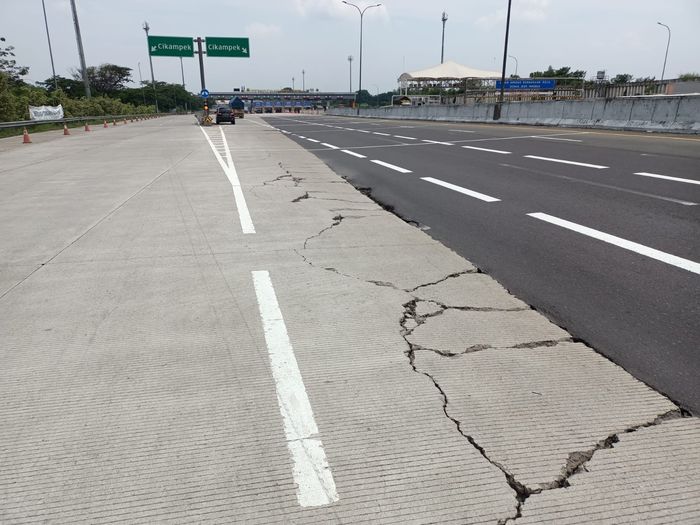 Perbaikan di jalan tol Jakarta-Cikampek
