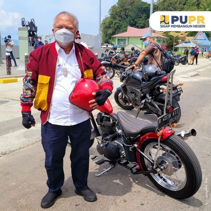 Gaya Basuki Hadimuljono dengan motor chopper customnya