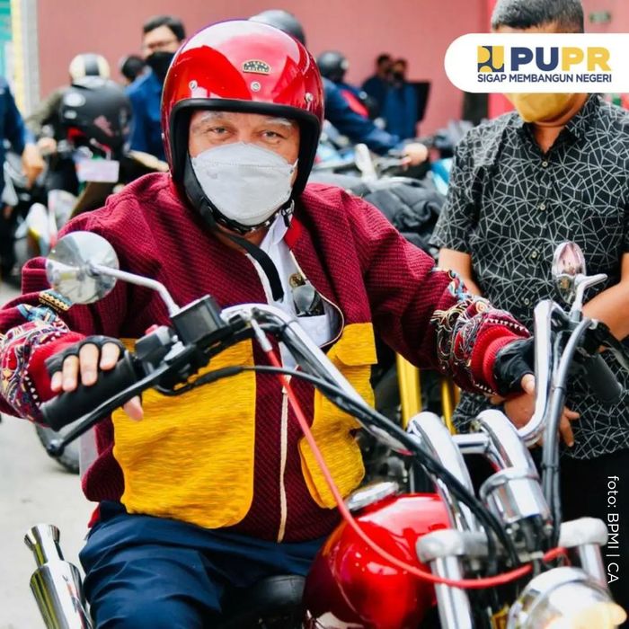 Basuki Hadimuljono mengendarai motor saat kunjungan ke Sumatera Utara