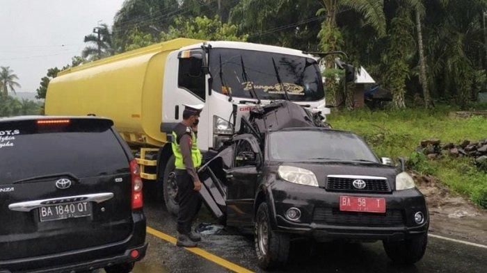 Kondisi Toyota Rush dinas Camat Palembayan, Agam, Sumatera Barat yang kecelakaan hingga gepeng