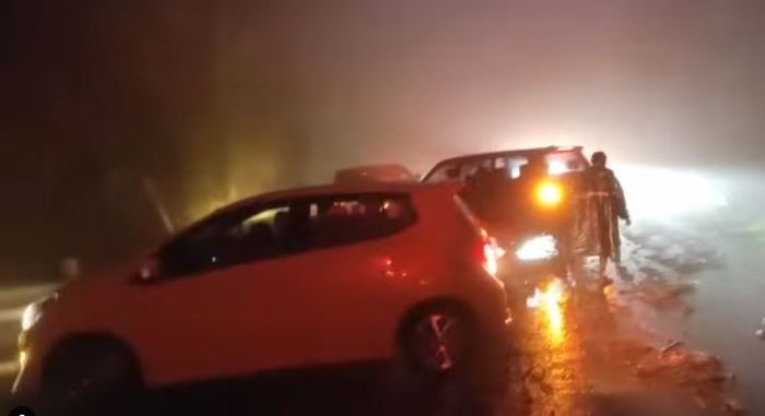 Sejumlah mobil putarbalik karena longsor di jalur tembus Tawangmangu-Cemoro Kandang, (6/2/22)