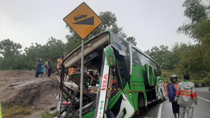 Kondisi bus pariwisata yang mengalami kecelakaan di Jalan Imogiri-Mangunan, tepatnya di bawah Bukit Bego, Imogiri Bantul, Minggu (6/2/2022) siang