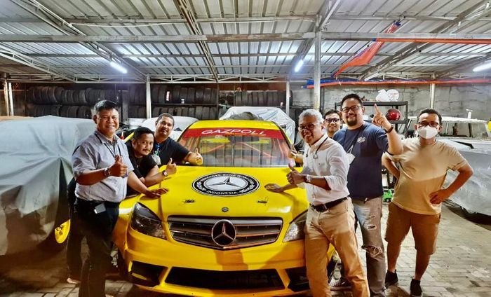 Tomi Hadi (depan kiri) dan Rahmat Mustafa (depan kanan) bersama anggota komunitas Mercedes-Benz W204 Club Indonesia