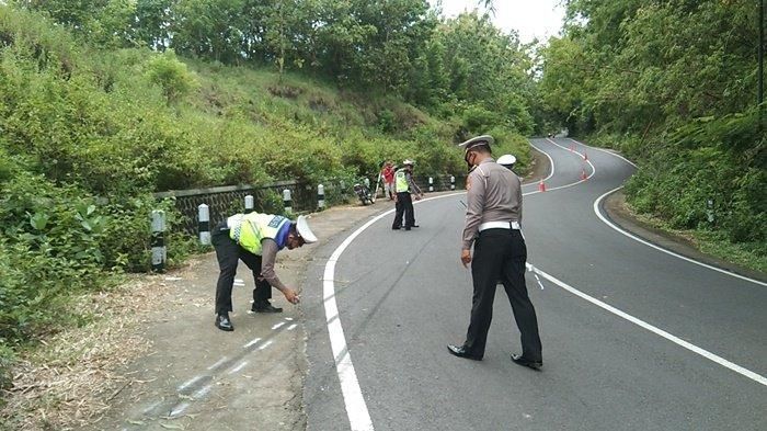 Jajaran kepolisian melakukan olah TKP dan menandai bekas gesekan ban bus pariwisata maut yang mengalami kecelakaan tunggal di Bukit Bego, Imogiri, Bantul, Senin (7/2/2022). 