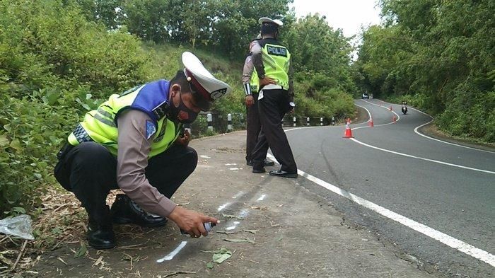 Jajaran kepolisian melakukan olah TKP dan menandai bekas gesekan ban bus pariwisata maut yang mengalami kecelakaan tunggal di Bukit Bego, Imogiri, Bantul, Senin (7/2/2022).