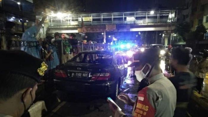 Kondisi Toyota Camry terbakar di jalan raya Pasar Senen, Jakarta Pusat