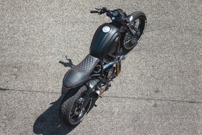 Tangki bawaan motor kini dipadukan dengan jok kustom 