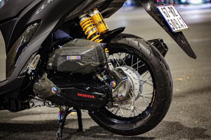 Suspensi belakang pakai shock Ohlins
