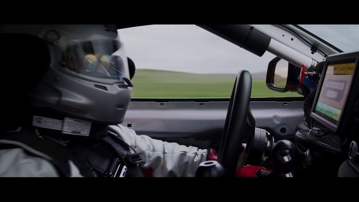 Lihat saja tuh, drivernya enggak perlu pegang setir kemudi pas Toyota GR Supra lagi nge-drift.