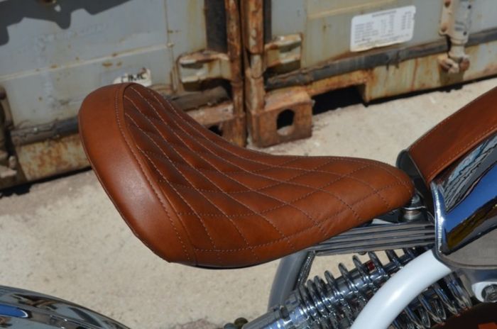 Subframe diganti dengan per daun dan ditumpangi jok single seat