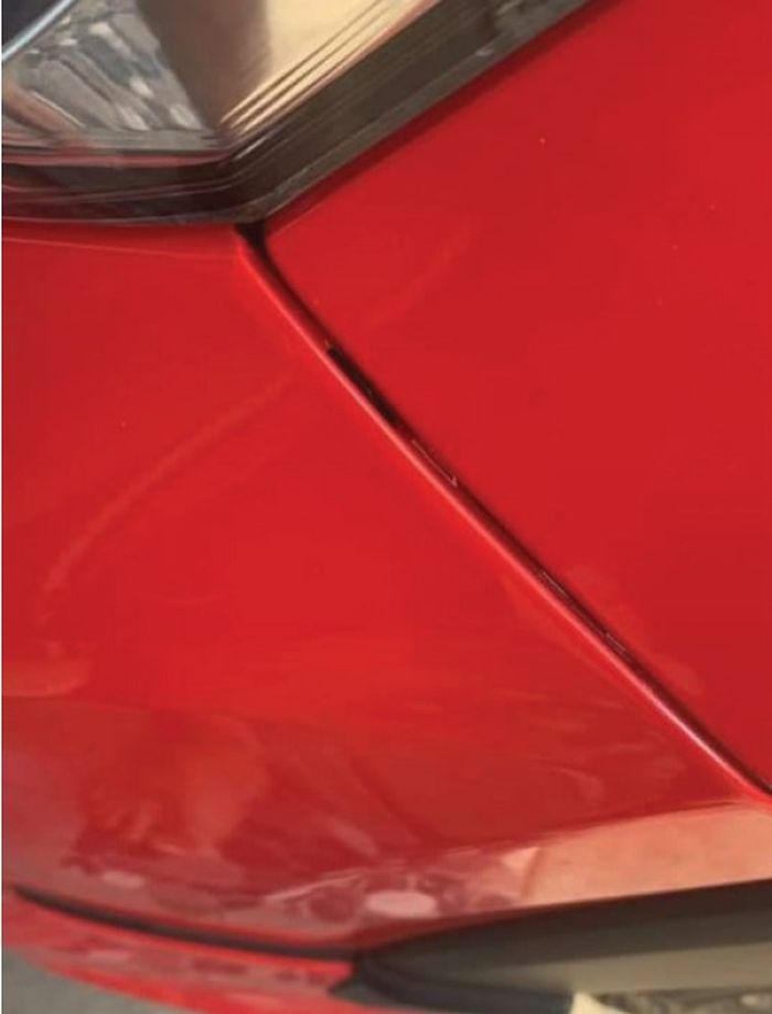 Sambungan bumper dengan bodi Toyota Raize terlihat renggang 