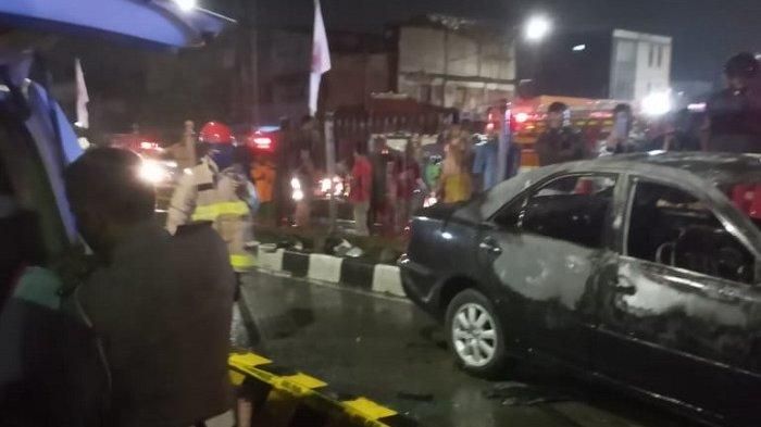 Kondisi Toyota Camry yang terbakar di jalan raya Pasar Senen, Senen, Jakarta Pusat