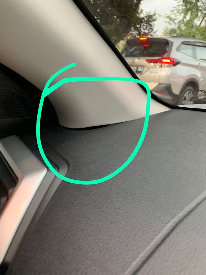 Cover pilar A dengan dasbor Daihatsu Rocky milik salah satu penggunanya terlihat tidak rapat 