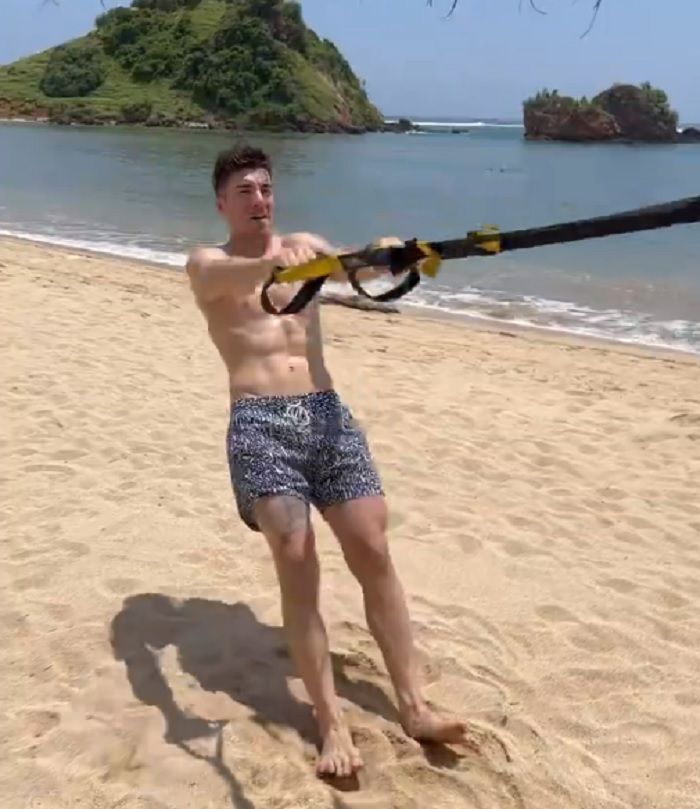 Maverick Vinales berolahraga