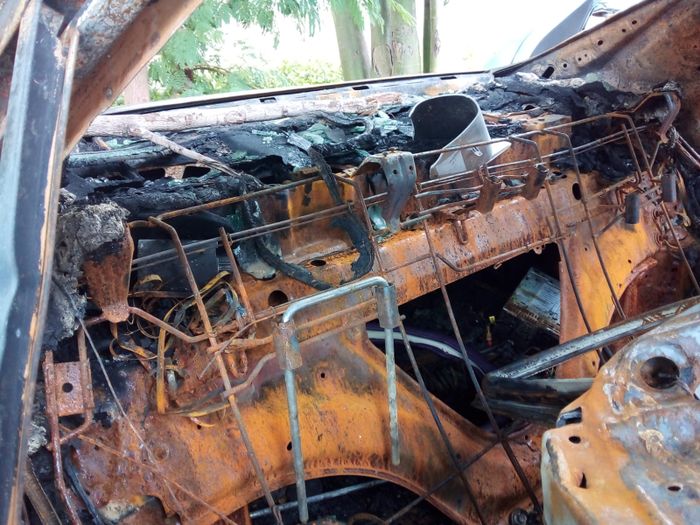 Barisan tempat duduk belakang hangus terbakar