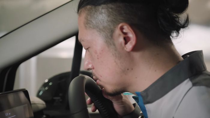 Bau di setir kemudi juga dicium juga lo.