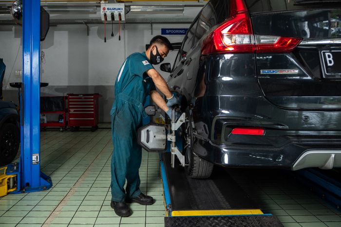 Pemeriksaan dan pengaturan wheel alignment wajib dilakukan secara berkala