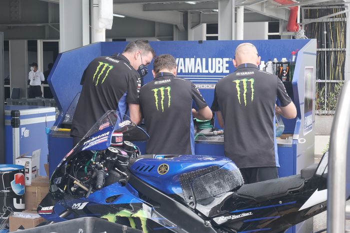 Tim Monster Energy Yamaha membersihkan par-part motor milik Fabio Quartararo yang kotor akibat terkena lumpur.