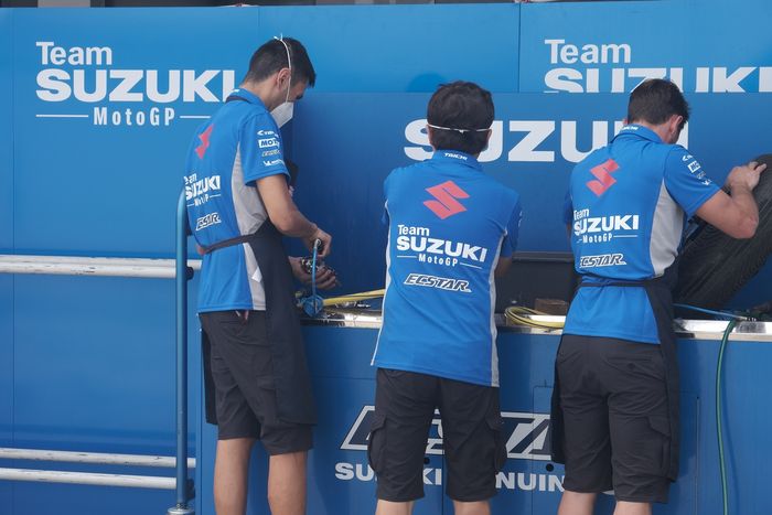 Tim Suzuki Ecstar sedang mencuci part-part motor MotoGP Suzuki GSX-RR mereka yang kotor.