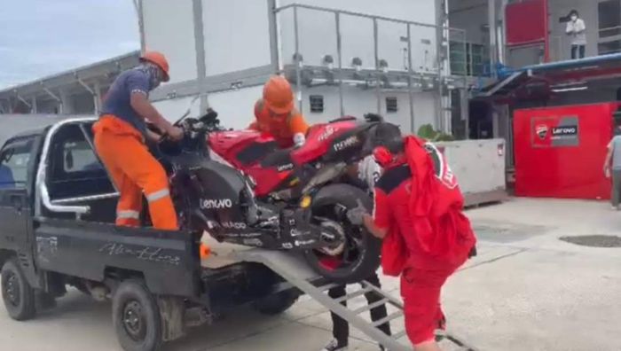 Motor Pecco Bagnaia diangkus usai crash di hari pertama tes MotoGP Mandalika
