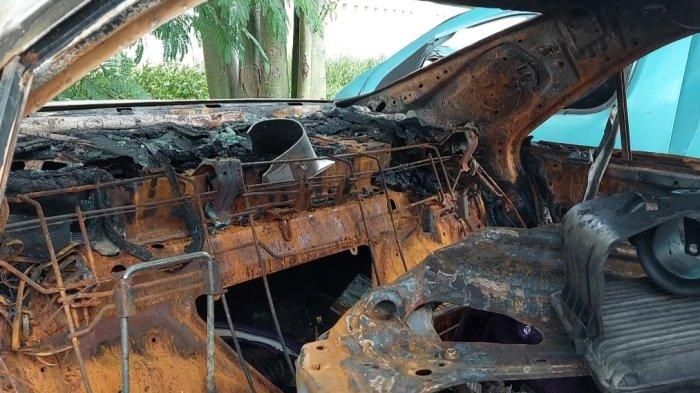 Kabin belakang Toyota Camry yang terbakar di kawasan Senen, Jakarta Pusat