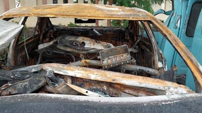 Seluruh isi kabin Toyota Camry hangus terbakar