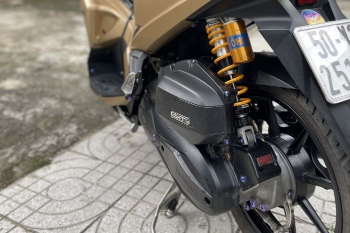 Suspensi belakang pakai Ohlins