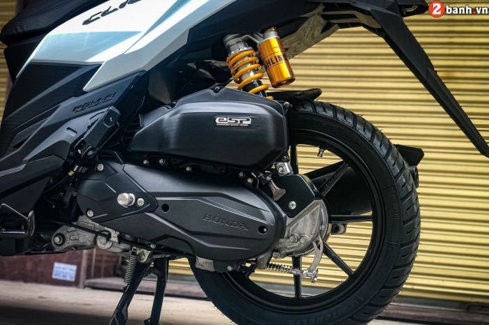 Suspensi belakang pakai shock Ohlins