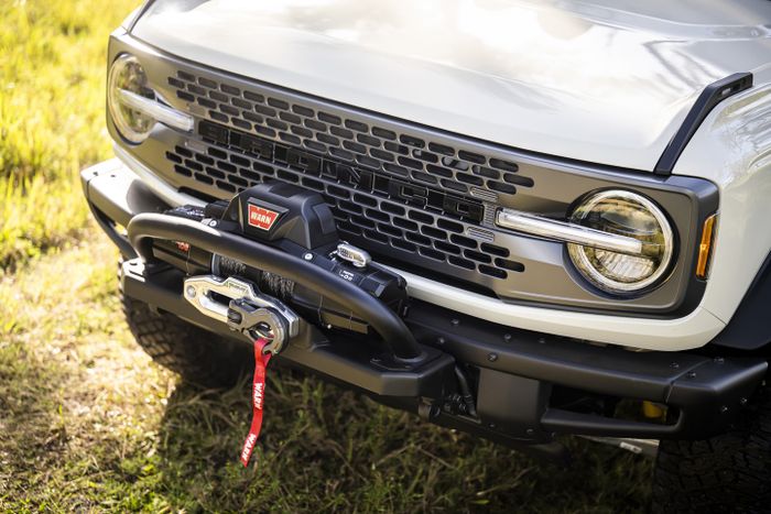 Salah satu kelengkapan yang didapat Bronco Everglades adalah winch Warn yang bisa menarik hingga 4,5 ton.