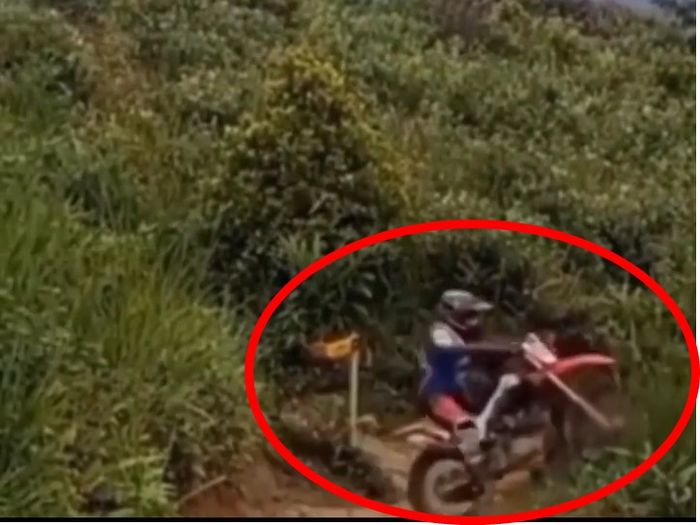 Braakkk, pria berkaus hitam tadi diseruduk pengendara motocross.