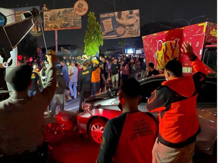Proses evakuasi Honda Brio dan truk box yang terlibat tabrakan beruntun di simpang Ketandan, Bantul, Yogyakarta